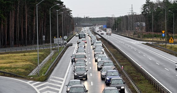 Na przejazd przez zakorkowaną Warszawę kierowcy tracą średnio 85 godzin. Spośród wszystkich stolic Unii Europejskiej gorszy wynik uzyskał tylko Bukareszt. 