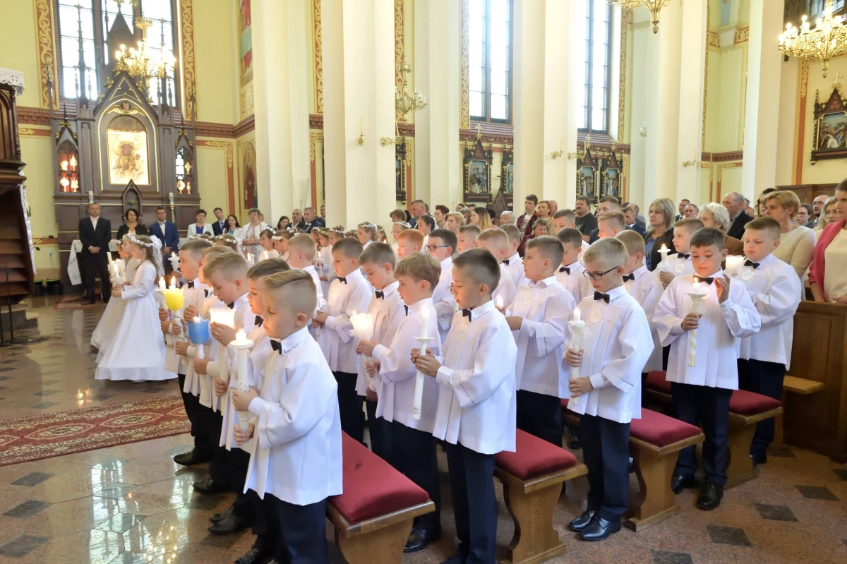Po miesiącach obostrzeń w tym roku już bez jakichkolwiek limitów można zorganizować przyjęcia, w tym pierwszą komunię dla dziecka. Czasu zostało niewiele, bo uroczystości zwykle odbywające się w maju zbliżają się wielkimi krokami. Wielu rodziców nie decydowało się na rezerwację miejsc w lokalach i spotkanie zorganizuje w domu. Jeszcze kilka miesięcy temu nie było wiadomo, czy wiosną w planach nie przeszkodzi wzrastająca liczba zakażeń. Poza tym wielu odstraszają wzrastające w restauracjach ceny za komunijny "talerzyk".
