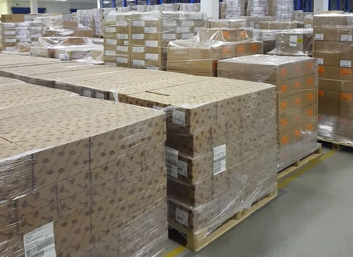 ​Powierzchnia magazynowa lubelskiego PCK zwiększyła się pięciokrotnie. Coraz więcej pomocy humanitarnej poprzez Lubelski Hub jedzie na wschód. Do tej pory z Lublina do Ukrainy pojechało już 700 ton pomocy, z czego prawie połowa to żywność.