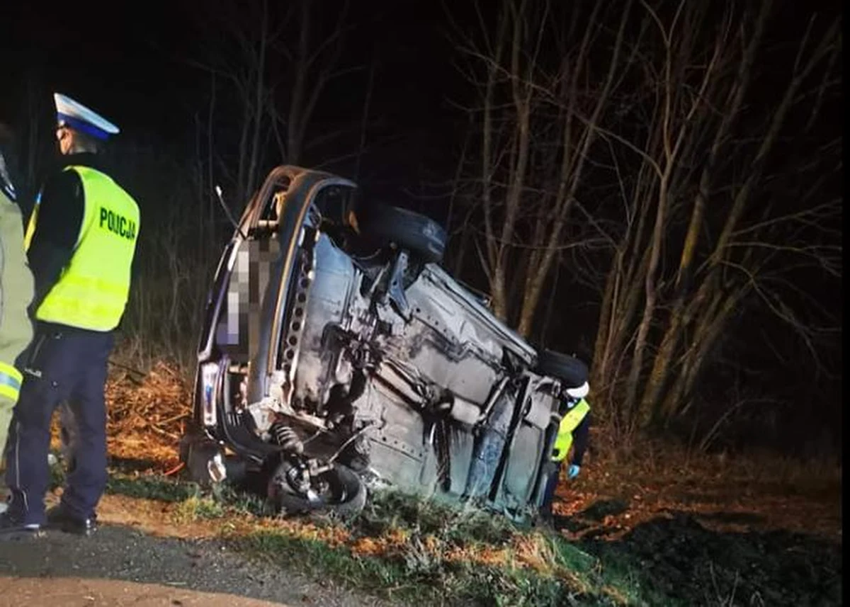 Cztery lata i miesiąc więzienia dla Pawła J., który rok temu doprowadził do wypadku, w którym zginęły dwie młode osoby. Kierowca miał wtedy 19 lat, nie posiadał prawa jazdy. Był pod wpływem alkoholu i narkotyków. Wyrok nie jest prawomocny.