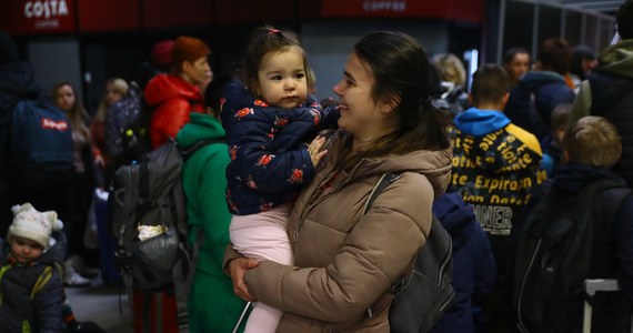 Pomoc dla Polaków goszczących uchodźców z Ukrainy, tzw. 40+, zostanie przedłużona. Jak poinformował Paweł Szefernaker z Kancelarii Premiera, rząd wydłuża wsparcie dla tych, którzy przyjmą uchodźców o 60 dni. 