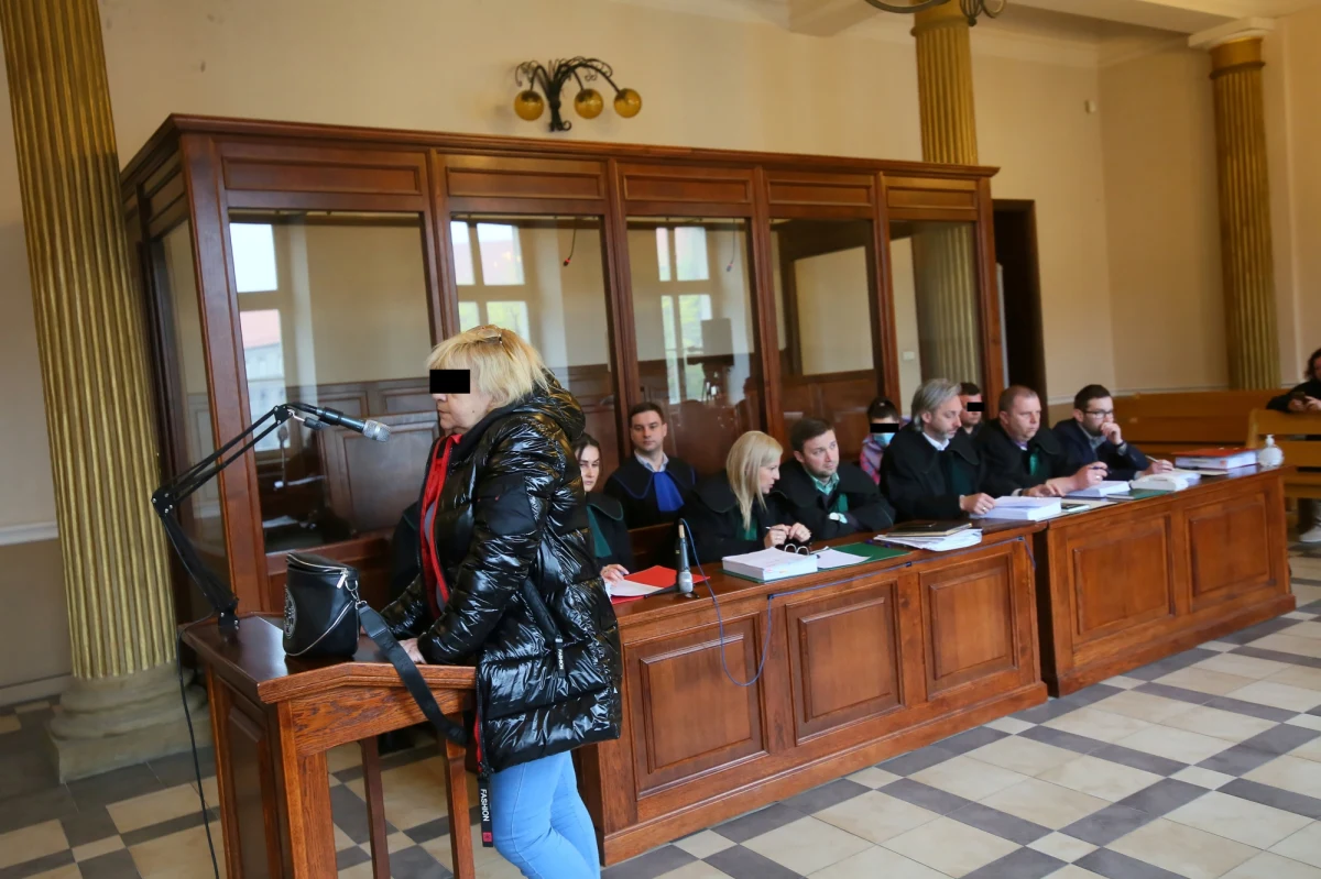 Przed sądem w Kaliszu ruszył proces oskarżonych o oszukanie ponad tysiąca osób i wyłudzenie 13 mln zł z agencji rządowej w Wielkiej Brytanii. Przestępczy proceder polegał na obiecywaniu zatrudnienia za granicą, wyłudzaniu danych osobowych i na ich podstawie pieniędzy.

