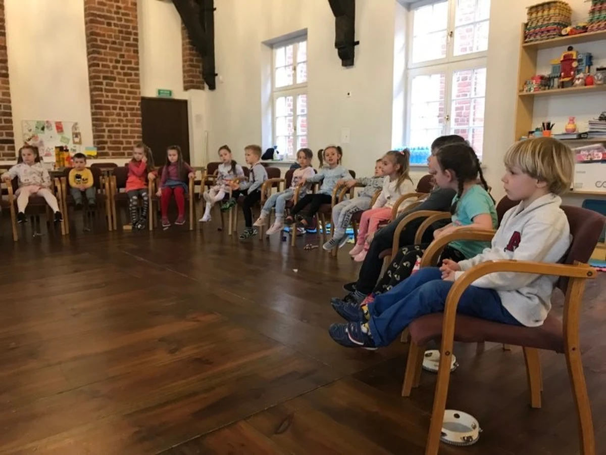 Przy placu Nankiera we Wrocławiu działa bezpłatna Świetlica Muzyczna dla dzieci z Ukrainy, które uciekły przed wojną. Rodzice mogą zapisywać do niej swoje pociechy w wieku od 4 do 6 lat. Dziś zorganizowano tam dzień otwarty.