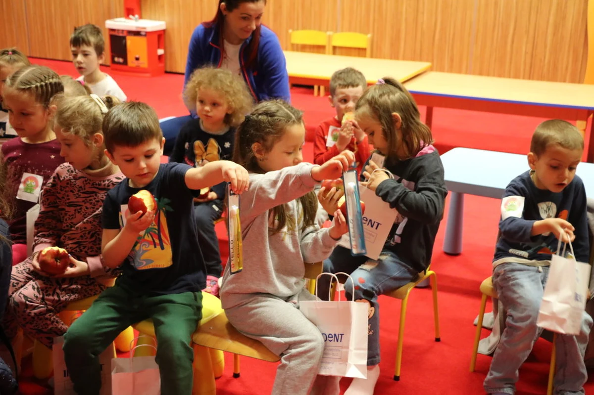 Pakiety przyborów do higieny dentystycznej, czyli szczoteczki i pasty, a także owoce, trafiły do podopiecznych Dziecięcej Przystani działającej w Tauron Arenie Kraków. W miejscu tym najmłodsi uchodźcy z Ukrainy mogą bawić się i uczyć, podczas gdy ich mamy mają czas na pracę.
