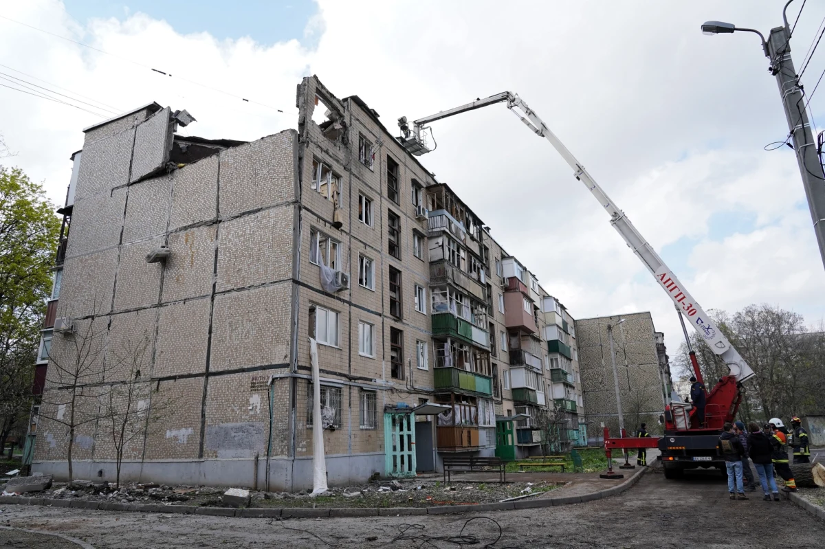 Sprinter wbiega na trasę maratonu. Cichnie doping na stadionie. Pojawia się inna przestrzeń. Pustoszeją ulice i rozpoczyna się morderczy dystans. Wojna w Ukrainie właśnie weszła w ten etap. 