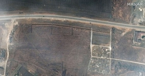 Satelita firmy Maxar Technologies zarejestrowała potężną zbiorową mogiłę w okupowanej przez Rosjan wsi Mangusz położonej 20 kilometrów od Mariupola - podaje Radio Swoboda, które otrzymało satelitarne fotografie prawdopodobnego miejsca pochówku.