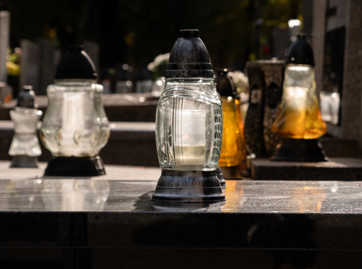 Mieszkańcy i wolontariusze sprzątali polskie cmentarze na Wołyniu w Ukrainie w podziękowaniu za polskie wsparcie podczas wojny z Rosją – podaje portal nowiny24pl.