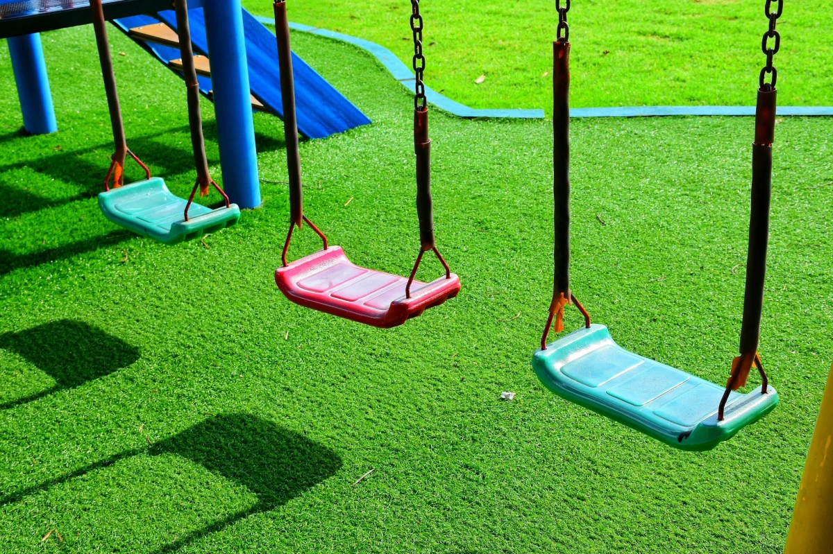 Będąca pod wpływem alkoholu 12-latka przebywała wśród dzieci na placu zabaw w Elblągu. Na sytuację nie zareagował nikt z dorosłych - informuje straż miejska.