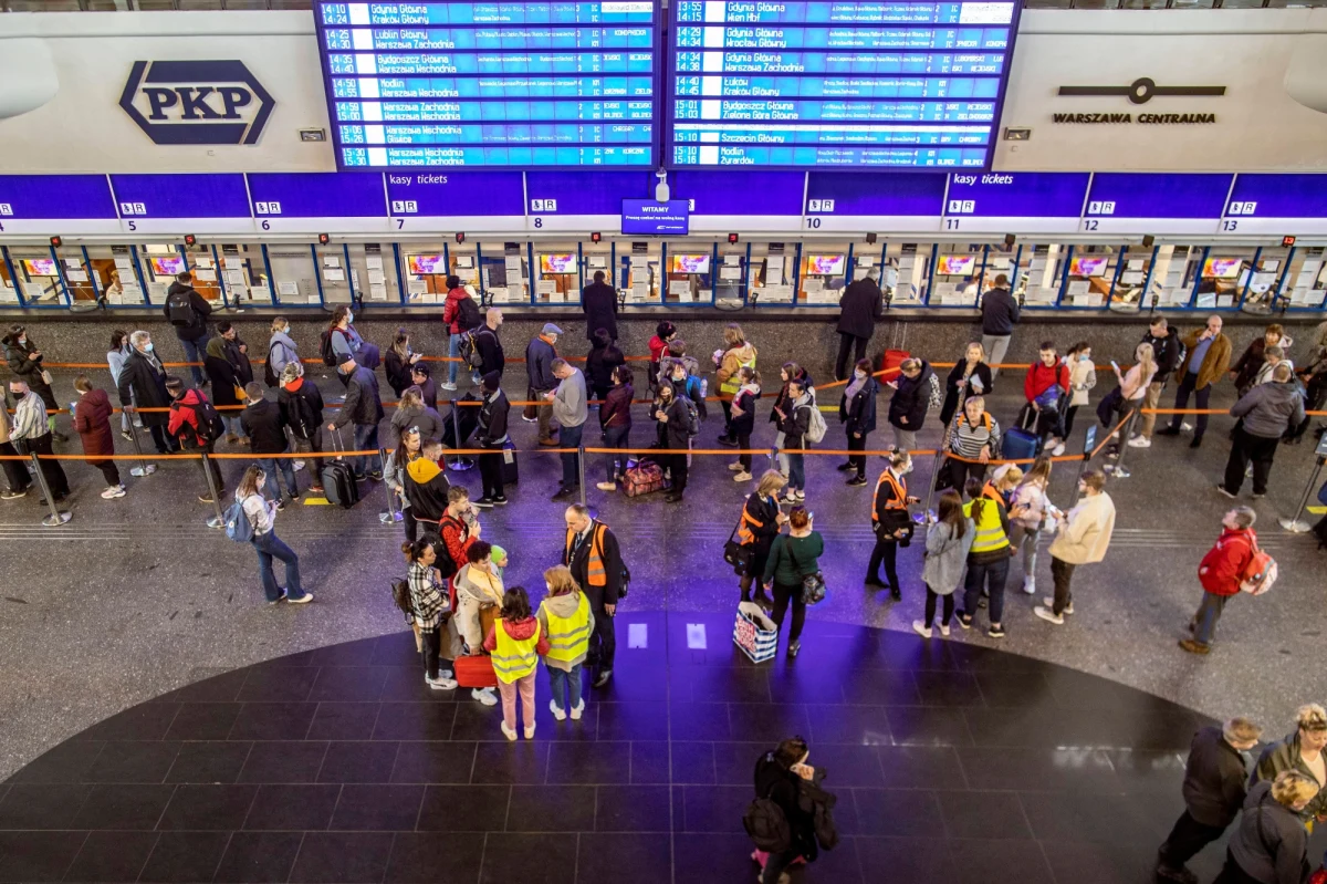 Wbrew zapowiedziom rządu uchodźcy z Ukrainy nadal nie mogą pobierać na dworcach zaświadczeń o dacie wjazdu do Polski. To powoduje problemy - m.in. uniemożliwia im korzystanie z darmowego transportu. "Zażądałem wyciągnięcia w tej sprawie konsekwencji” – usłyszał dziennikarz RMF FM Maciej Sztykiel od wiceszefa resortu spraw wewnętrznych i administracji Pawła Szefernakera. 
