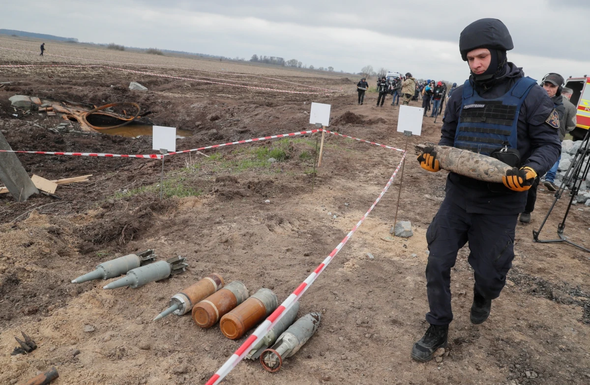 W oblężonym Mariupolu Rosjanie cały czas ostrzeliwują zakłady metalurgiczne Azowstal, gdzie broni się wojsko ukraińskie i gdzie przebywają cywile. Sytuacja jest już bardziej, niż krytyczna - poinformował dowódca 36. Samodzielnej Brygady Piechoty Morskiej major Serhij Wołyna. Rosjanie przekazali, że Putin wstrzymał szturm na fabrykę, bo Siergiej Szojgu przekazał mu, że miasto zostało zdobyte przez Rosjan. Cały czas trwa ostrzał innych ukraińskich miast. Bomby spadały m.in. na Charków i Zaporoże. To najważniejsze informacje z 57. dnia rosyjskiej inwazji na Ukrainę.