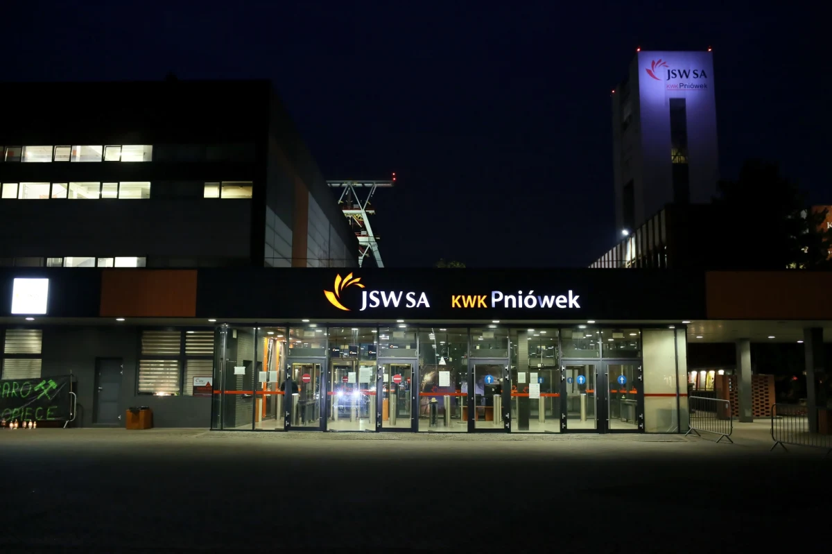 Kolejne wybuchy metanu w kopalni Pniówek w Pawłowicach - potwierdziła Jastrzębska Spółka Węglowa. Jak podano, poszkodowani zostali ratownicy. W strefie zagrożenia podczas eksplozji było 10 osób. Wszystkie zostały ranne - siedmioro poszkodowanych zostało przewiezionych do pobliskich szpitali, natomiast pozostała trójka była zaopatrzona na miejscu - przekazał Łukasz Pach, dyrektor Wojewódzkiego Pogotowia Ratunkowego w Katowicach. Decyzja o dalszych krokach akcji ma zapaść w piątek rano – zapowiedziała JSW.