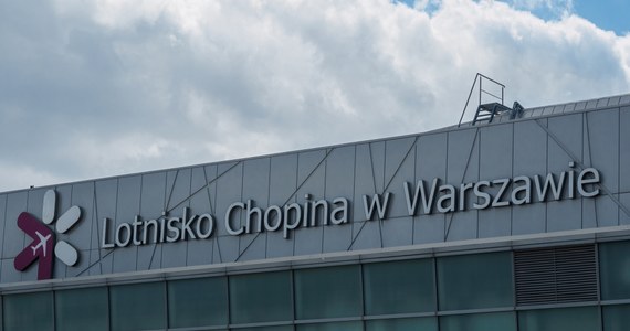 Czasowo wstrzymane były operacje startów i lądowań z Lotniska Chopina w Warszawie - przekazał rzecznik portu lotniczego Piotr Rudzki. Straż Graniczna poinformowała, że ma to związek z alarmem bombowym.