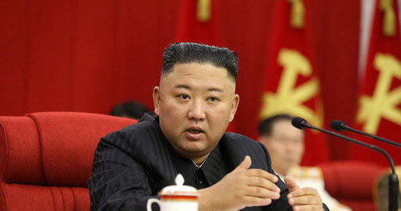 Ocieplenie stosunków na Półwyspie Koreańskim? Przywódcy zwaśnionych państw, Korei Północnej i Korei Południowej: Kim Dzong Un i Moon Jae-in wymienili listy wyrażające nadzieję na poprawę stosunków, które w ciągu ostatnich trzech lat gwałtownie się pogorszyły z powodu wstrzymania negocjacji dotyczących broni atomowej i  coraz szybszego tempa zbrojeń Korei Północnej.