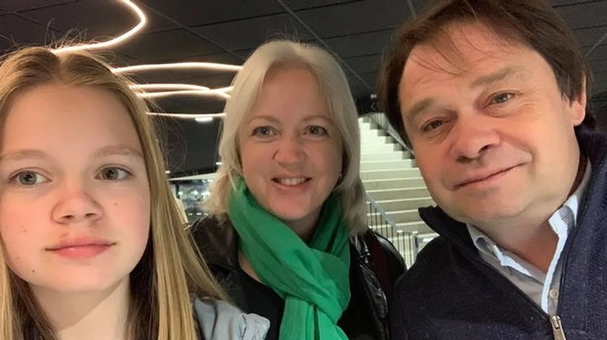 Hiszpańska policja prowadzi śledztwo ws. śmierci rosyjskiego multimilionera Siergieja Protosenja, jego żony i ich nastoletniej córki. Ciało 55-latka znaleziono powieszone na zewnętrznych schodach wilii, którą wynajmowali w Lloret de Mar na Costa Brava. Wewnątrz były zwłoki kobiety i nastolatki - ze śladami ciosów zadanymi siekierą. Zaledwie kilka dni wcześniej w Moskwie doszło do podobnej zbrodni - w jednym z apartamentów znaleziono ciała byłego szefa Gazprombanku, jego żony i córki. Mężczyzna zostawił list pożegnalny. 