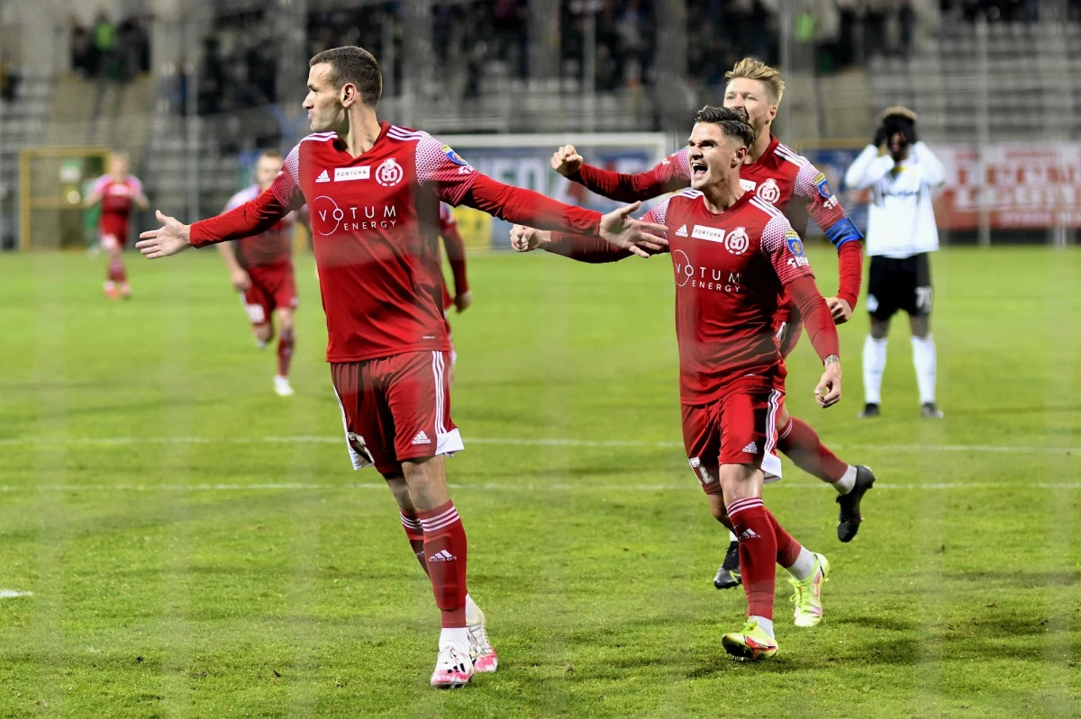 Sezon w piłkarskiej 1. lidze zbliża się ku końcowi, a rumieńców nabiera walka o awans do Ekstraklasy. Bardzo blisko awansu jest Miedź Legnica, ale za plecami tej drużyny robi się zdecydowanie ciekawiej. Bezpośredni awans wywalczy także druga drużyna w tabeli. Kolejne cztery powalczą o Ekstraklasę w play-offach. Lista chętnych ciągle jest bardzo długa.