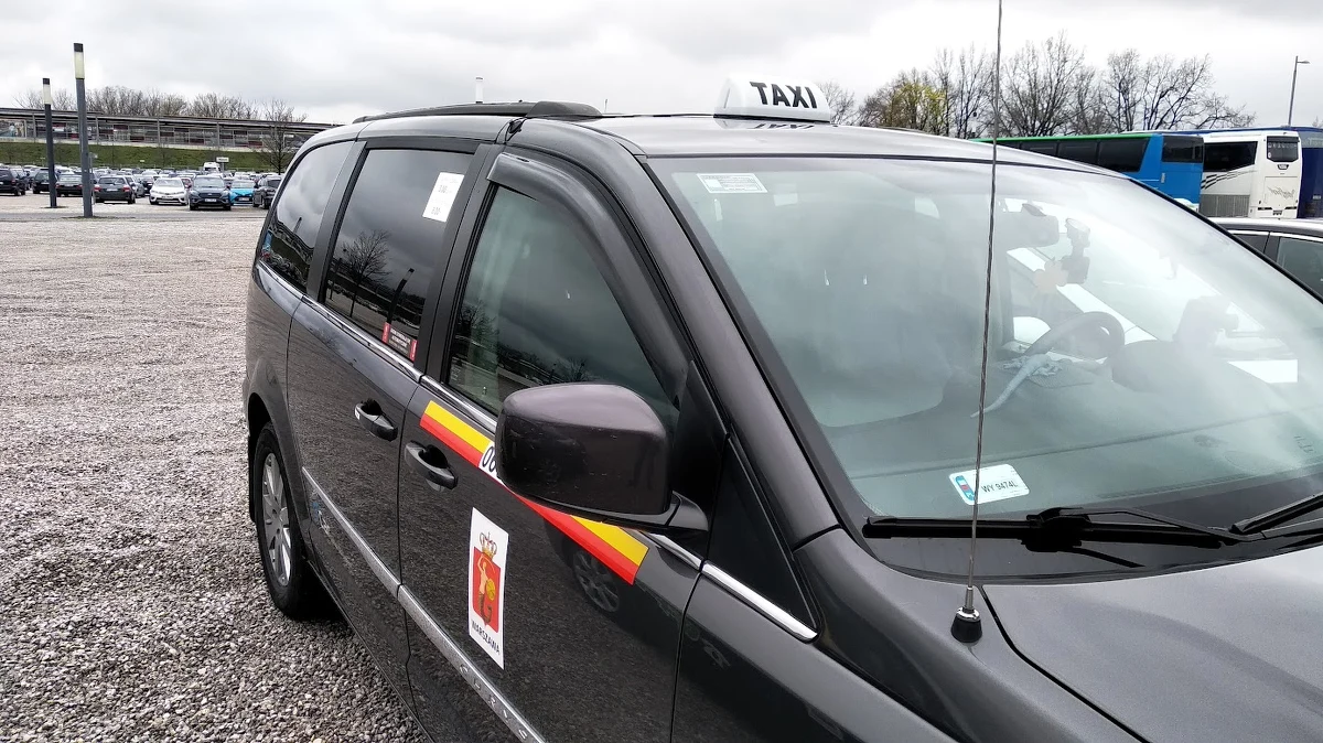 Przejazd taksówką w Warszawie może być sporo droższy. Jak informuje reporter RMF MAXXX Przemek Mzyk, stołeczni przewoźnicy chcą złożyć do rady miasta petycję obywatelską. Projekt zakłada blisko 100 proc. wzrost opłat za przejazd. 