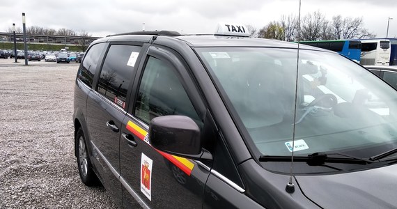 Przejazd taksówką w Warszawie może być sporo droższy. Jak informuje reporter RMF MAXXX Przemek Mzyk, stołeczni przewoźnicy chcą złożyć do rady miasta petycję obywatelską. Projekt zakłada blisko 100 proc. wzrost opłat za przejazd. 