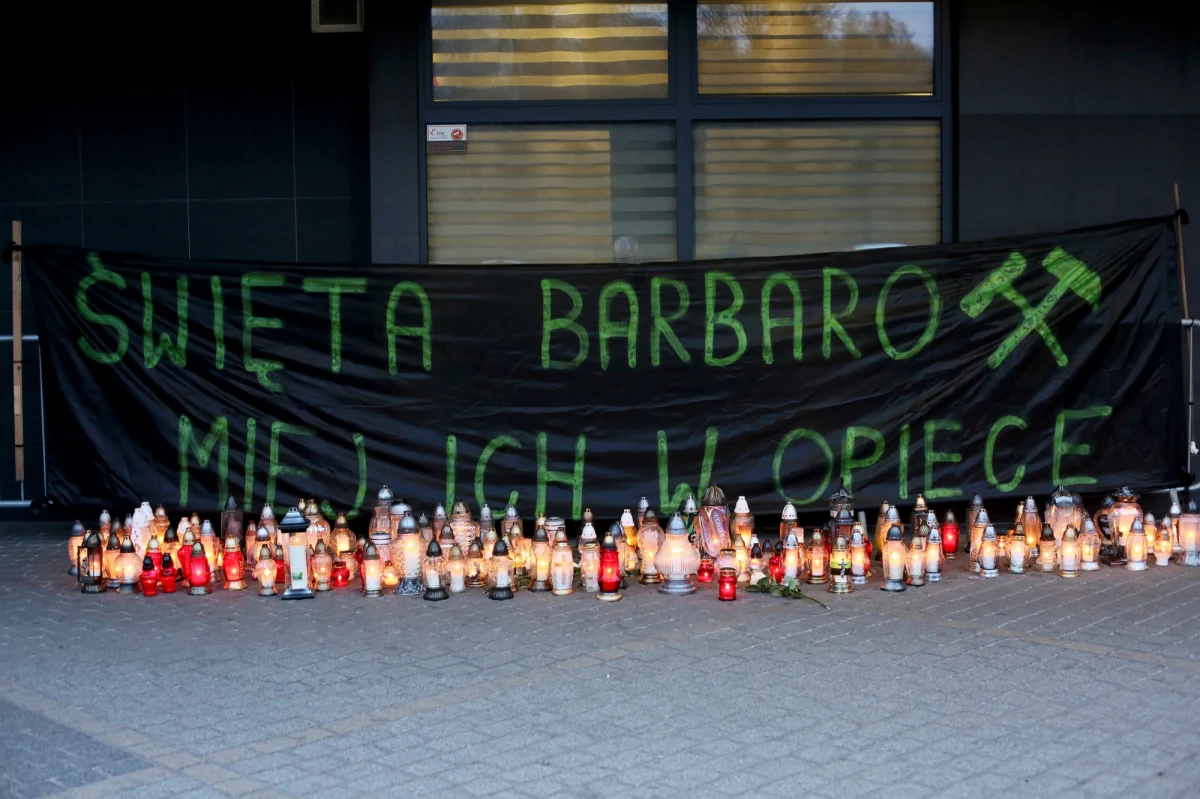 Akcja pod ziemią w kopalni Pniówek została wstrzymana. Rejon stał się niebezpieczny dla prowadzenia akcji ratowników – zadecydował sztab. Wczoraj wieczorem pod ziemią doszło do kolejnych wybuchów. 10 ratowników zostało poszkodowanych, ośmiu z nich trafiło do szpitala. W środę po wybuchu 7 innych osób jest zaginionych, zginęło wtedy też 5 górników. 17 górników przebywa w Centrum Leczenia Oparzeń Siemianowicach Śląskich. 