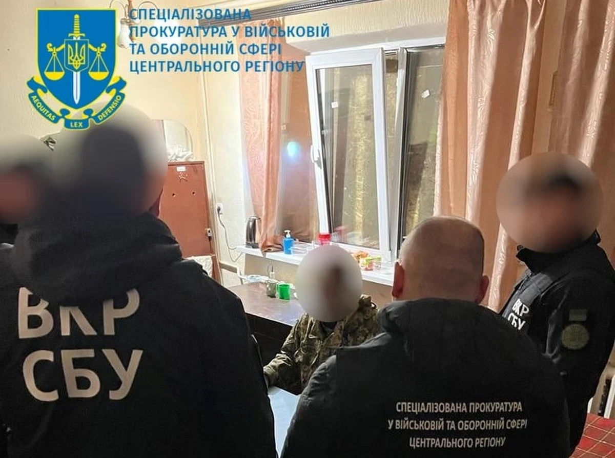 Starszy porucznik ukraińskich sił zbrojnych z obwodu żytomierskiego został zatrzymany pod zarzutem przekazywania rosyjskim żołnierzom informacji stanowiących tajemnicę państwową - poinformowała Prokuratura Specjalna ds. militarnych i obronnych Regionu Centralnego.