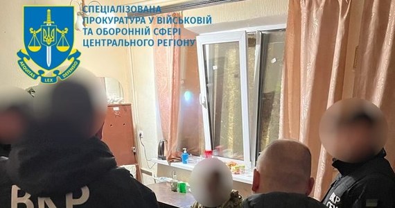 Starszy porucznik ukraińskich sił zbrojnych z obwodu żytomierskiego został zatrzymany pod zarzutem przekazywania rosyjskim żołnierzom informacji stanowiących tajemnicę państwową - poinformowała Prokuratura Specjalna ds. militarnych i obronnych Regionu Centralnego.
