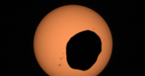 Amerykańska agencja kosmiczna opublikowała nagranie dokonane przy pomocy łazika Perseverance, które przedstawia zaćmienie Słońca na Marsie. Nagranie pokazuje zaćmienie z największą jak dotąd dokładnością i szybkością klatek wideo.