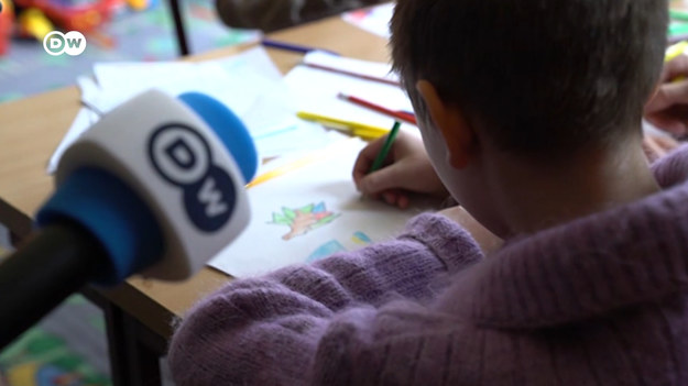 Tysiące dzieci w Ukrainie doznało traumatycznych przeżyć w wyniku przemocy, której były świadkami. Korespondent DW rozmawiał z niektórymi z małych pacjentów dziecięcej kliniki psychiatrycznej we Lwowie.