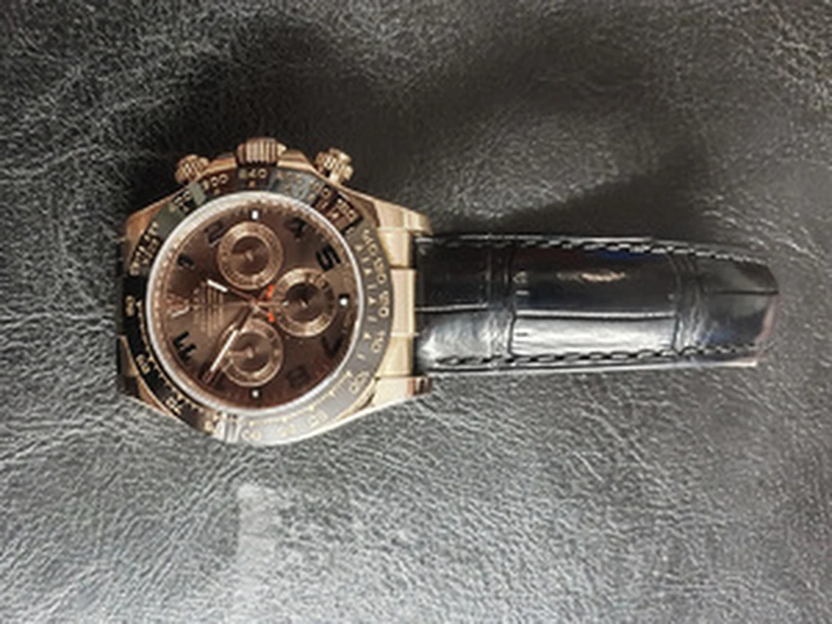 Nieuczciwy ogrodnik od kilku miesięcy okradał swojego pracodawcę. Wpadł, gdy zaniósł do wyceny wart 100 tys. zł zegarek marki Rolex. Nie było to jego pierwsze przestępstwo, mężczyźnie grozi do 10 lat więzienia.   

