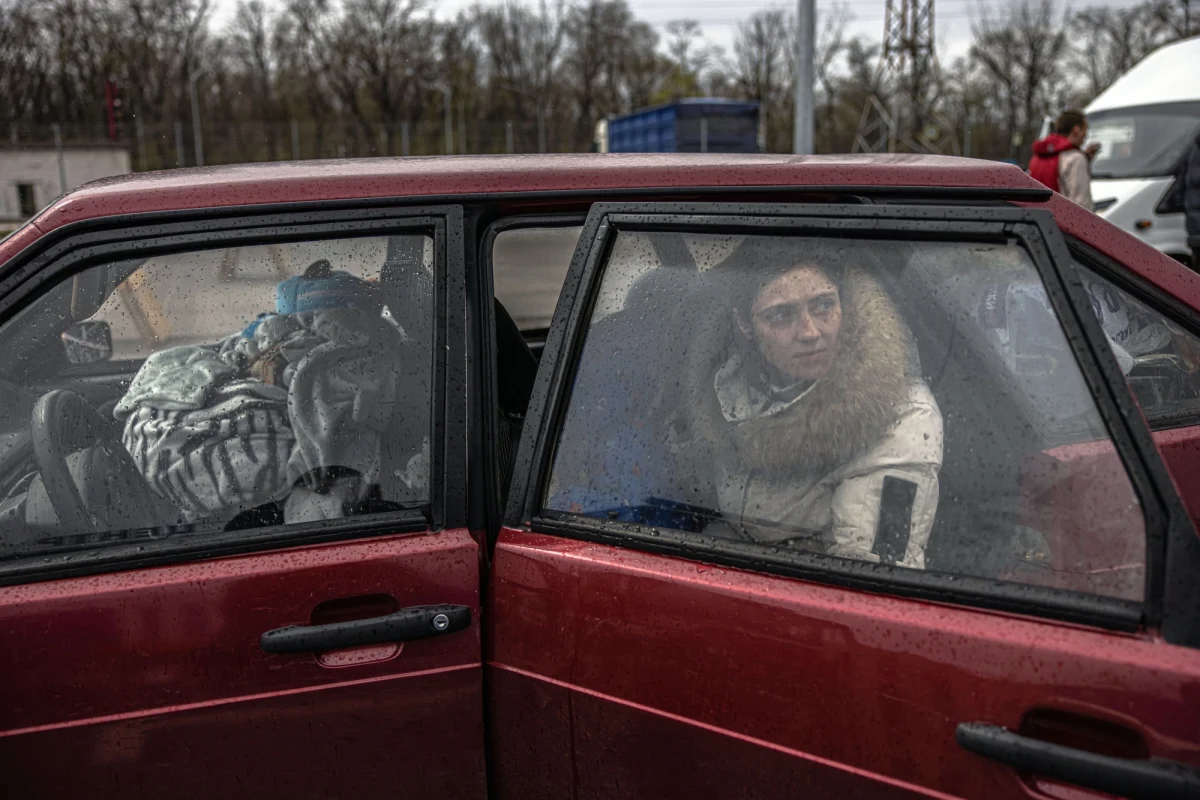 23-letnia Anastazja Pawłowa wynajęła kierowcę i samochód, i pojechała do oblężonego przez siły rosyjskie Mariupola, by wydostać stamtąd swoich rodziców. Po powrocie opowiedziała BBC o tym, co tam widziała, określając to jako „koniec świata” i „apokalipsę”.