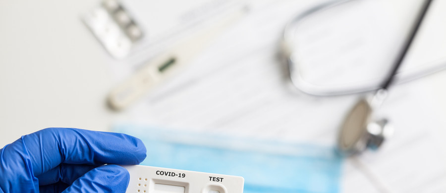 Z powodu spadku zachorowań na Covid-19, nie ma potrzeby masowego testowania pacjentów w kierunku koronawirusa przed wizytą w gabinecie lekarskim lub w szpitalu przed planowym zabiegiem. Test PCR będzie mógł zlecić lekarz przed przyjęciem do oddział, jeśli uzna to za konieczne. 