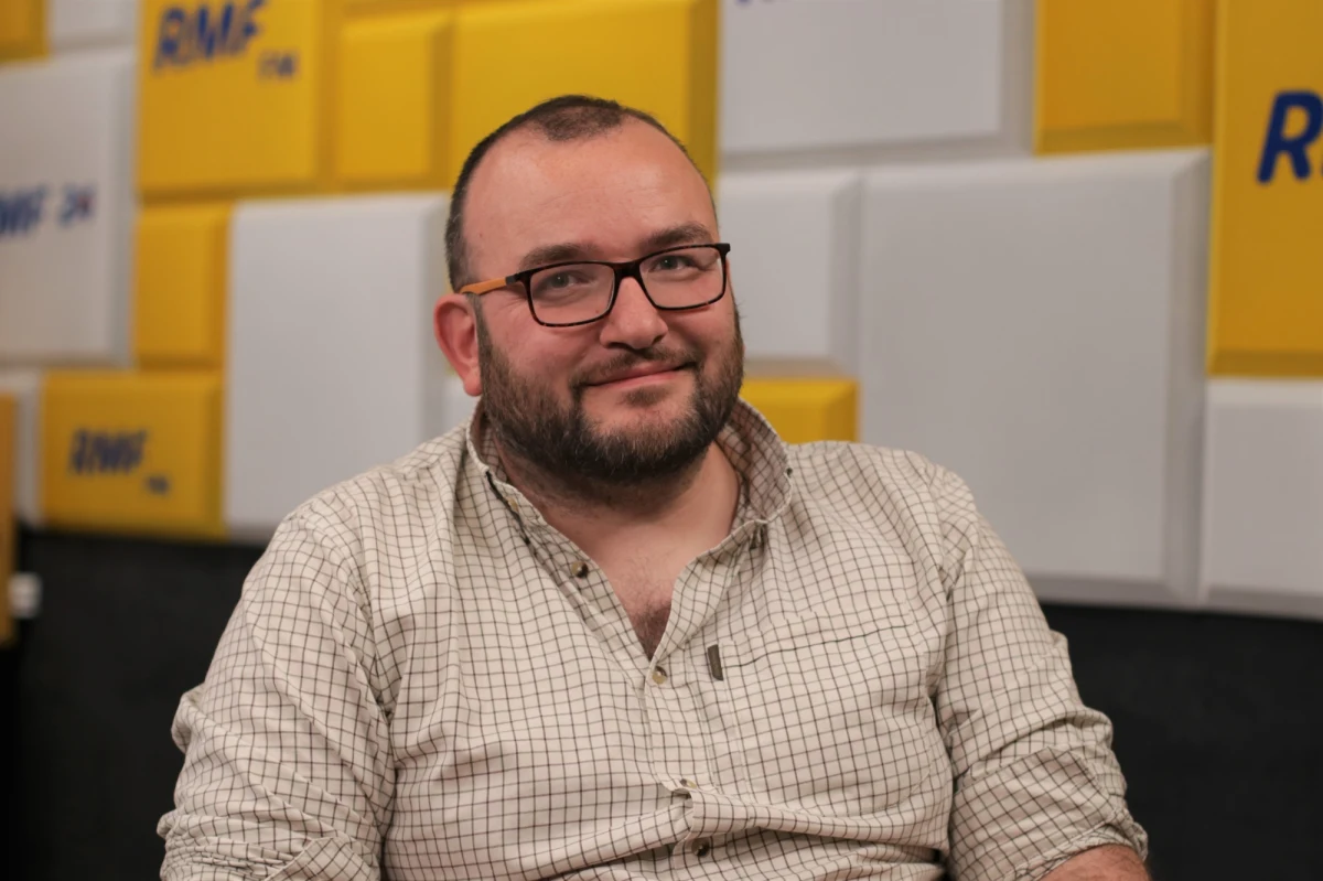 „Tak naprawdę taki najgorszy scenariusz, o którym mówimy w tej chwili, to ograniczenie cywilnej przestrzeni powietrznej nad rejonem warszawskim do minimum. Oznaczałoby to, że lotnisko Chopina działałoby tylko w godzinach 9-17, ponieważ na tyle pozwoliłby stan kadrowy liczby kontrolerów. A de facto oznacza to, że ruch lotniczy nie tylko na lotnisku Chopina, ale też np. w porcie w Modlinie, byłby zredukowany do minimum, bo musimy pamiętać o tym, że w ciągu tych 8 godzin obsługiwany będzie nie tylko ruch pasażerski, ale też samoloty prezydenta, samoloty rządowe, czy ruch cargo, który w obecnej sytuacji – wojny w Ukrainie – ma priorytet. Więc minimalny poziom ruchu lotniczego w Warszawie i Modlinie” – mówił w Rozmowie w południe w RMF FM Mariusz Piotrowski, ekspert lotnictwa z Fly4Free.