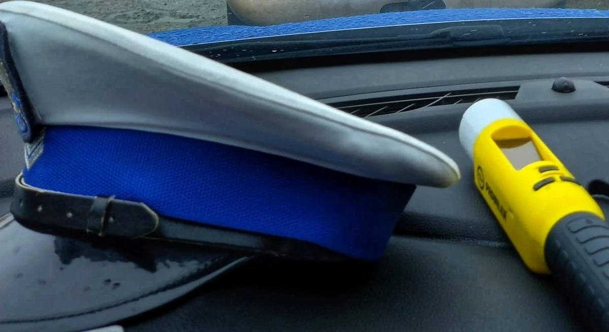 56-letni mężczyzna zgłosił się na przesłuchanie do komendy policji w Sławnie w Zachodniopomorskiem. Na policję przyjechał samochodem, mimo że miał dożywotni zakaz prowadzenia wszelkich pojazdów. Teraz czekają go kłopoty.