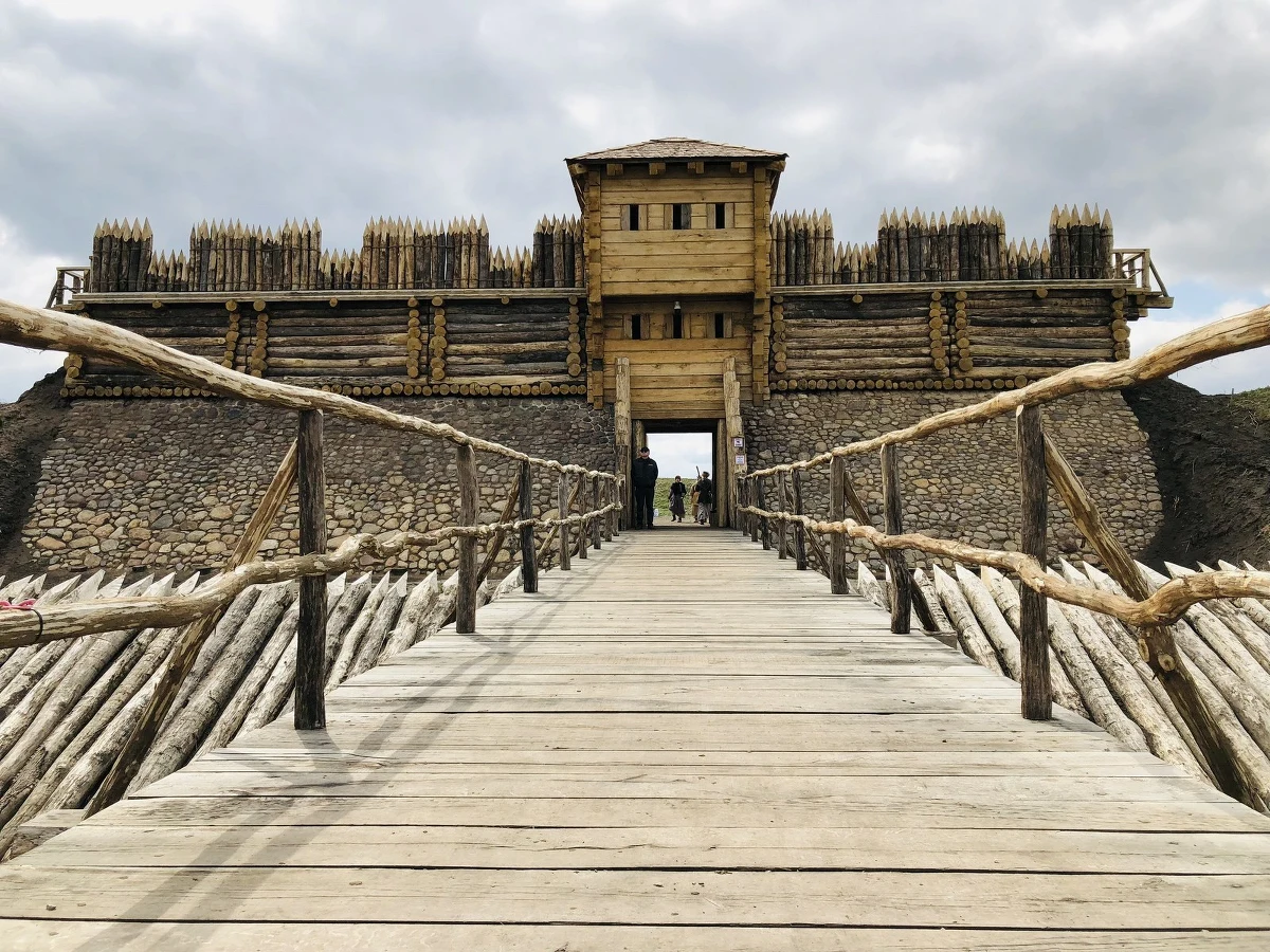 Wczesnośredniowieczne, drewniane grodzisko znów jest na Szwedzkiej Górze w Tumie pod Łęczycą w Łódzkiem. Zrekonstruowany gród, który jest filią łódzkiego Muzeum Archeologicznego i Etnograficznego, otwiera drzwi dla zwiedzających. 