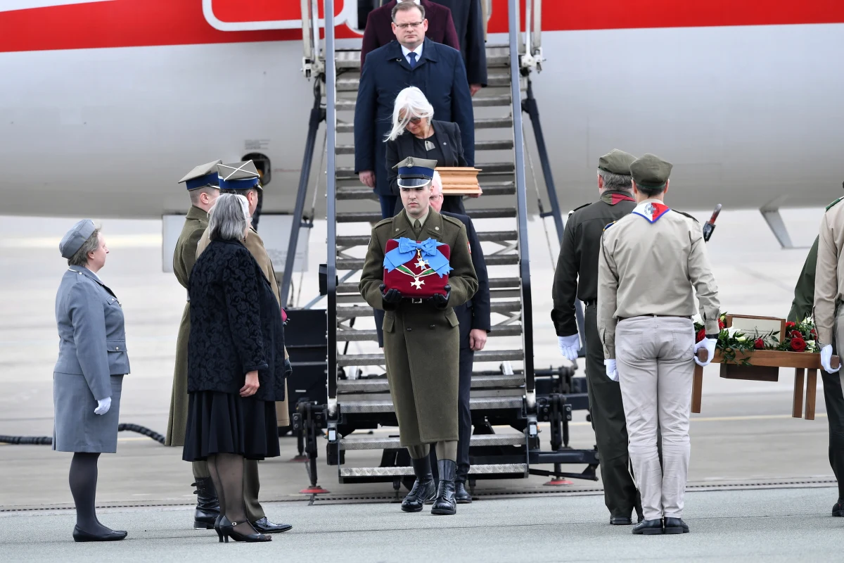 ​W piątek w Wojskowym Porcie Lotniczym na Okęciu wylądował samolot rządowy z urną z prochami byłej Pierwszej Damy, małżonki ostatniego prezydenta RP na uchodźstwie Karoliny Kaczorowskiej. W stolicy trwają uroczystości pogrzebowe.