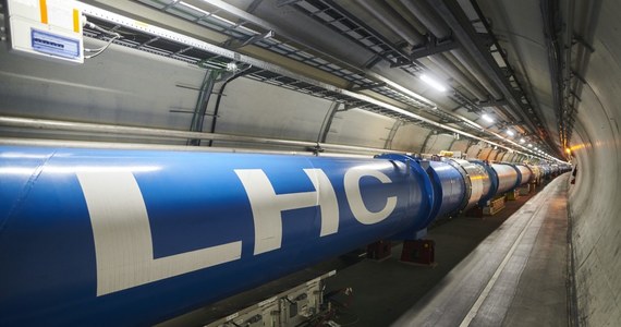 Największy na świecie akcelerator cząstek wznowił działanie po ponad trzyletniej przerwie modernizacyjnej. Dzisiaj, 22 kwietnia o godz. 12:16 dwie wiązki protonów o energii 450 miliardów elektronowoltów (450 GeV) krążyły w przeciwnych kierunkach wokół 27-kilometrowego Wielkiego Zderzacza Hadronów (ang.: LHC).