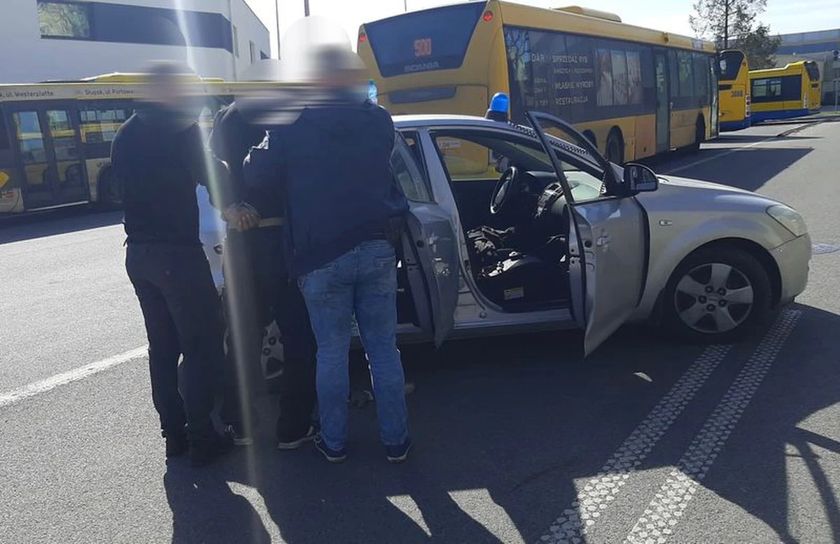 Prawie 16 tys. zł z mandatów i możliwe dodatkowe 6 tys. zł kary za brak polisy OC. To konsekwencja jazdy - i ucieczki przed policją - bez uprawnień, bez ważnego przeglądu technicznego, bez obowiązkowego ubezpieczenia i pod wpływem narkotyków przez 36-letniego kierowcę.