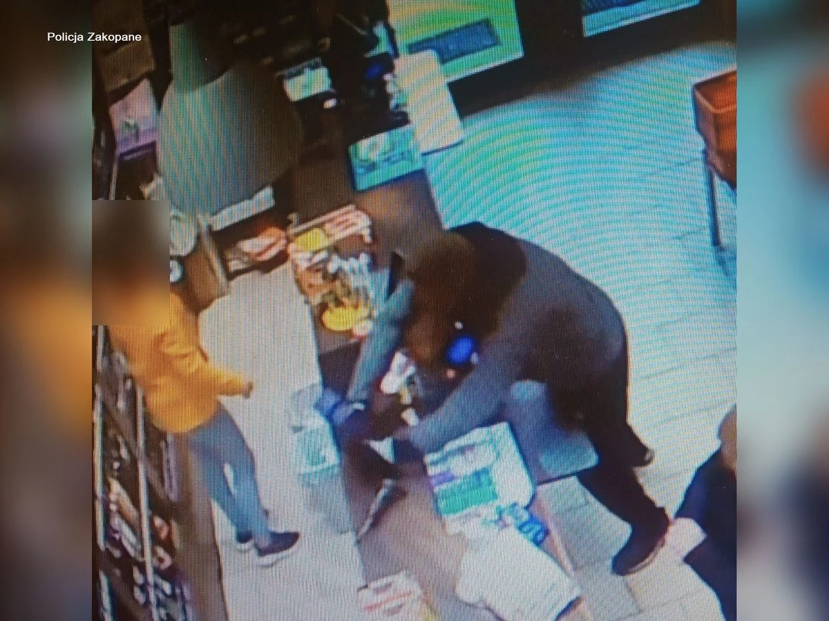 30-latek poprosił o dwie butelki Ballantinesa, nie zapłacił za produkty i wybiegł ze sklepu. W trakcie ucieczki zaatakował interweniującą sprzedawczynię i przypadkowego klienta. Sprawca usłyszał już zarzuty.