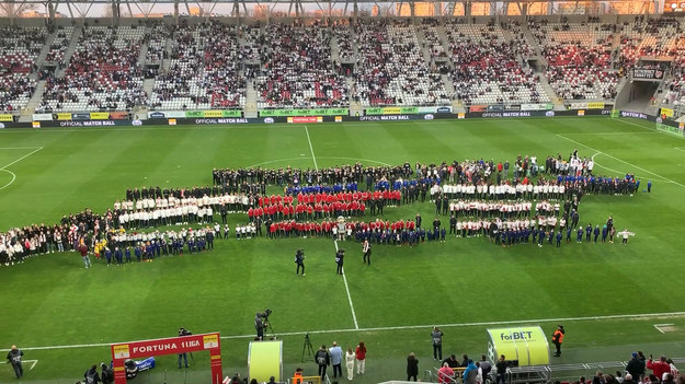 W trakcie oficjalnego otwarcia stadionu ŁKS na murawę wyszedł łódzki baryton Zbigniew Macias i z całym stadionem zaśpiewał po polsku utwór Leonarda Cohena „Hallelujah”