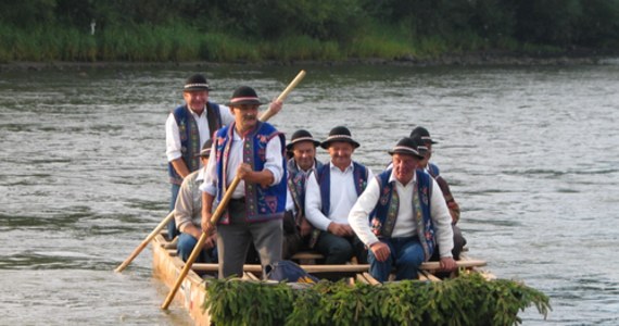 W sobotę flisacy pienińscy uroczyście rozpoczynają swój 88. sezon. Jako Stowarzyszenie Flisaków Pienińskich wożą turystów swoimi tratwami przełomem Dunajca od 1934 roku. Jednak pierwsze spływy Dunajcem odbywały się już niemal 200 lat temu.