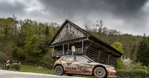 Fin Kalle Rovanpera (Toyota) zdecydowanie prowadzi po pierwszym dniu Rajdu Chorwacji, trzeciej rundy samochodowych mistrzostw świata. W kategorii WRC2 czwarte miejsce zajmuje Kajetan Kajetanowicz, a dwunaste - Mikołaj Marczyk (obaj Skoda Fabia Rally2 Evo).