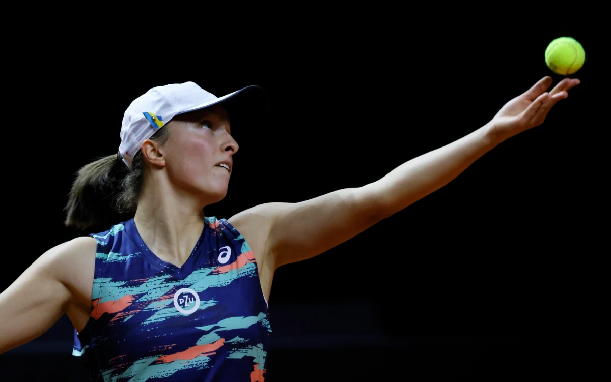 Iga Świątek pokonała brytyjską tenisistkę Emmę Raducanu 6:4, 6:4 i awansowała do półfinału rozgrywanego w hali, ale na kortach ziemnych, turnieju WTA w Stuttgarcie. O finał w sobotę powalczy z Rosjanką Ludmiłą Samsonową.