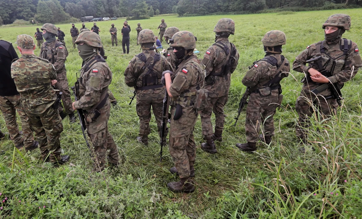 W sobotę weszła w życie ustawa o obronie ojczyzny, która ma na celu m.in. zwiększenie budżetu na obronność - do co najmniej 3 proc. PKB już w roku 2023, zwiększenie liczebności Wojska Polskiego, odtworzenie systemu rezerw oraz zwiększenie możliwości szkolenia żołnierzy.