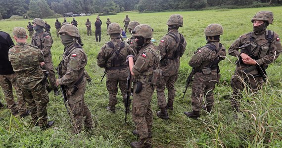 W sobotę weszła w życie ustawa o obronie ojczyzny, która ma na celu m.in. zwiększenie budżetu na obronność - do co najmniej 3 proc. PKB już w roku 2023, zwiększenie liczebności Wojska Polskiego, odtworzenie systemu rezerw oraz zwiększenie możliwości szkolenia żołnierzy.