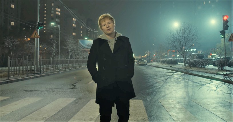 Ed Sheeran zaprezentował oficjalny teledysk do singla "2step" z udziałem Lil Baby, czyli nowej wersji piosenki pochodzącej z ostatniego, multiplatynowego albumu "=". Klip został zrealizowany w Kijowie, niedługo przed inwazją rosyjskich wojsk. 