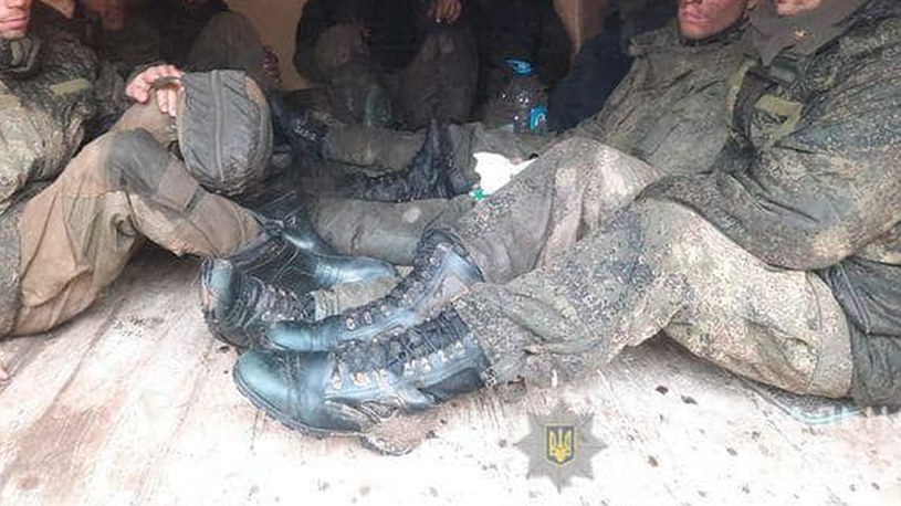 W serwisach społecznościowych nie brakuje materiałów filmowych, które pokazują, że ukraińscy żołnierze pomagają rannym rosyjskim agresorom. Szkoda, że tylko Ukraińcy dostrzegają ludzką twarz rosyjskich żołnierzy. Dla Kremla są tylko mięsem armatnim.