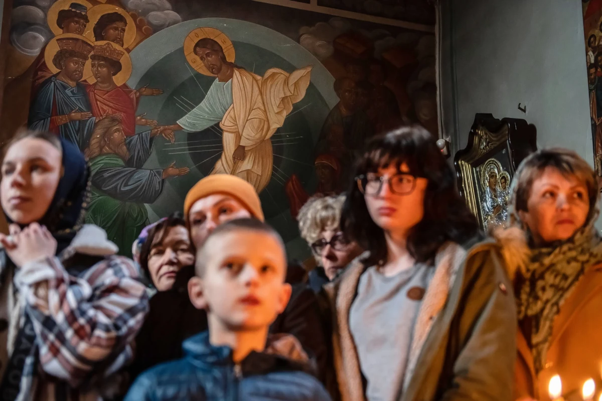 Prawosławni i wierni innych obrządków wschodnich, m.in. grekokatolicy, obchodzą 23 kwietnia uroczystość Wielkiej Soboty. Rano odprawiane były liturgie. Wierni odwiedzają symboliczne Groby Pańskie, duchowni święcą pokarmy, również dojeżdżając do miejscowości, gdzie nie ma cerkwi.