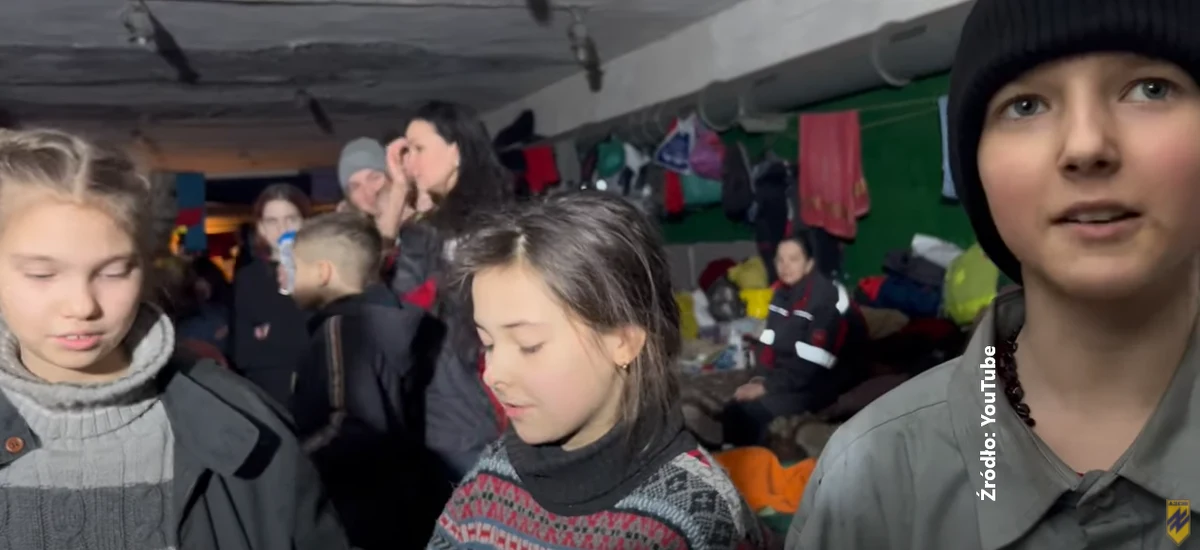 Ukraiński pułk Azow opublikował nagranie wideo pokazujące podziemia zakładów metalurgicznych Azowstal w Mariupolu. W podziemiach Azowstalu od dwóch miesięcy ukrywają się dzieci.