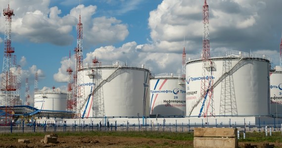 ​Rosyjski rząd nakazał firmom naftowym sprzedawać więcej paliwa na aukcjach giełdowych. W związku z sankcjami nałożonymi po rosyjskiej inwazji na Ukrainę, magazyny są zapełnione i koncerny ograniczają rafinację ropy.