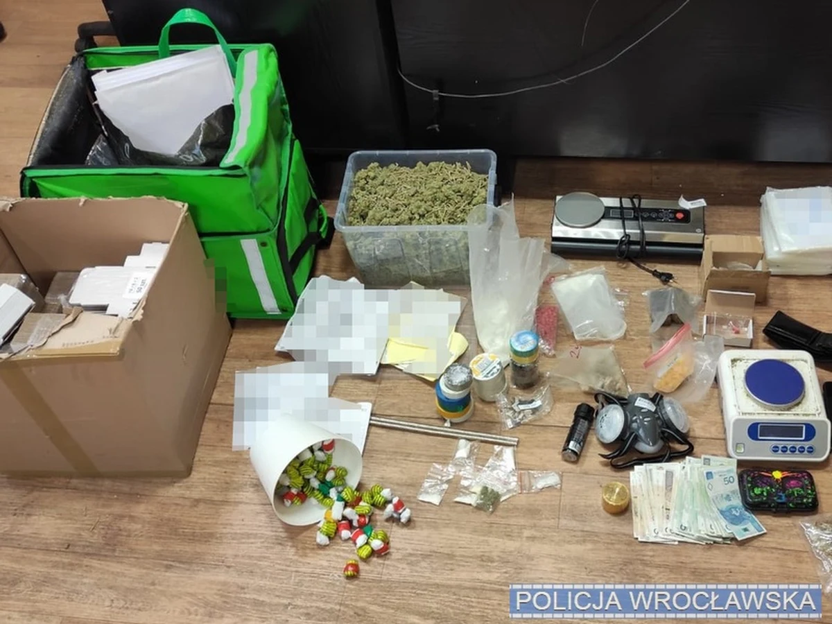 Funkcjonariusze zatrzymali 22-letniego mieszkańca Wrocławia, przy którym zabezpieczyli ponad 14.5 tysiąca porcji handlowych narkotyków. Mężczyzna usłyszał już zarzuty oraz został tymczasowo aresztowany na 3 miesiące.