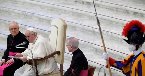 "Wojna niszczy nie tylko pokonany naród, niszczy także zwycięzcę"- powiedział papież grupie pielgrzymów przybyłych do Watykanu z Lombardii na północy Włoch. Franciszek dodał: "Wojna niszczy wszystkich".
