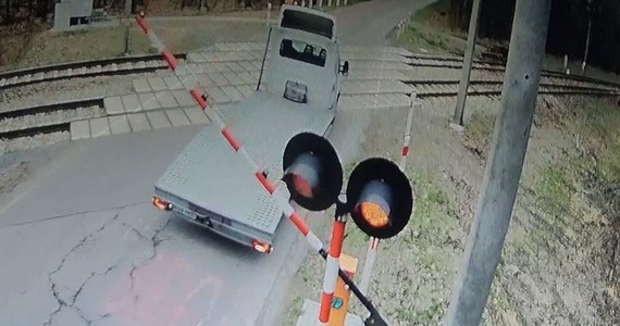 ​Do niebezpiecznego zdarzenia doszło na przejeździe w Zabrniu w gminie Grębów, w województwie podkarpackim. Kierowca pojazdu marki Iveco zignorował czerwone światło sygnalizujące zakaz przejazdu przez przejazd kolejowy. Na szczęście nie doprowadził do wypadku z najeżdżającym pociągiem - podaje portal nowiny24pl.